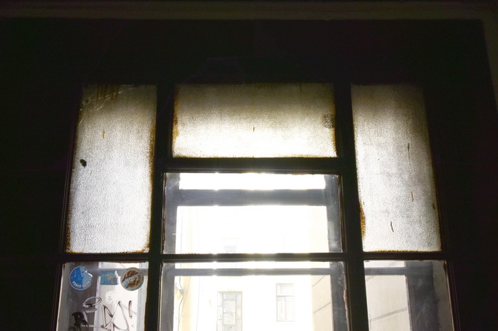 Фактурное историческое стекло в Петербурге в доме И.Н.Бороздкина по адресу Большая Монетная ул., д. 3. Фото 2020